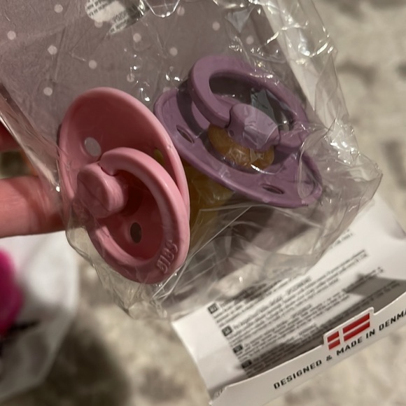 Baby teether set.  Bibs pacifiers (6-18m), munch mitt, teether toy & hand rattle - Picture 3 of 8